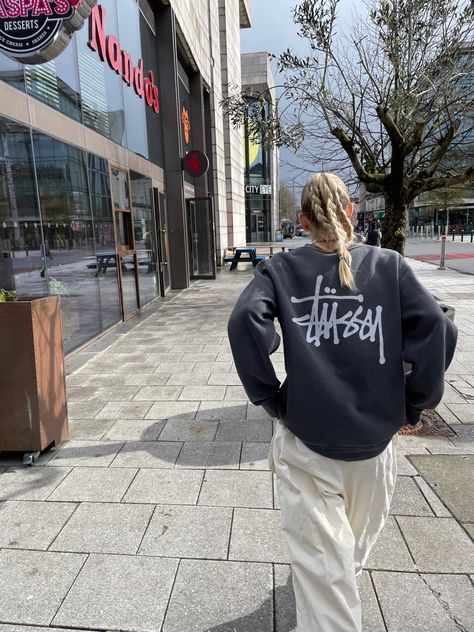 Stussy streetwear style Stussy Crewneck Outfit, Stussy Outfit Woman, Stussy Outfit, Stussy Crewneck, Womens Stussy Outfit, Basic Stussy Hoodie, Stussy Venus Fleece, 8ball Fleece Stussy, Crewneck Outfit