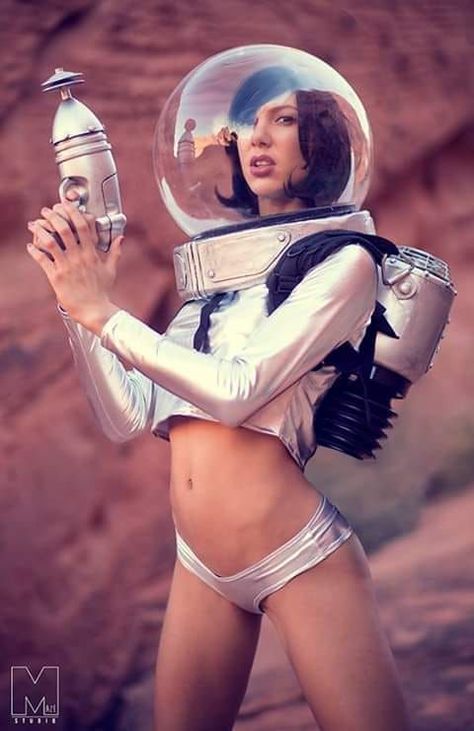 Space Babe Aesthetic, Pinup Astronaut, Astronaut Outfit, Alien Cosplay, Futurism Fashion, Space Girls, Sci Fi Girl, Sci Fi Comics, Anatomy Poses