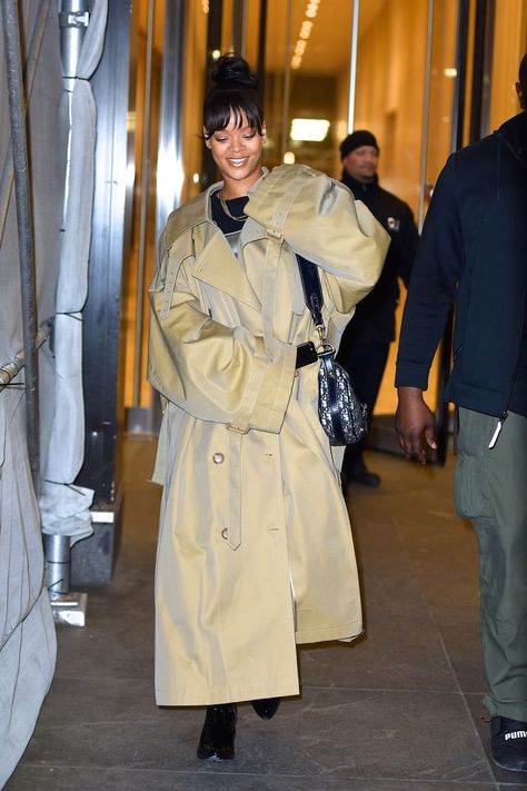 Rihanna Oversized Outfit, Oversized Overcoat, Rihanna Street Style, Looks Rihanna, Rihanna Fashion, Black Men Fashion Urban, Leotard Fashion, Rihanna Outfits, Rihanna Looks