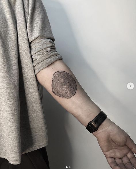 tree-ring tattoo. hand-poke by @Ann_pokes Wood Ring Tattoo, Tree Ring Tattoo Elbow, Wood Slice Tattoo, Red Wood Tattoo, Tree Rings Tattoo, Wood Rings Tattoo, Abstract Tree Tattoo, Abstract Tattoo Lines, Tree Trunk Tattoo