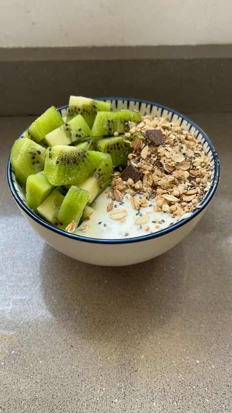 Protein Yoghurt Bowl, Kiwi Yogurt Bowl, Saturday Breakfast Ideas, Food Recovery, Yoghurt Bowl, Protein Yogurt, Recovery Food, Nutritious Food, Yogurt Bowl