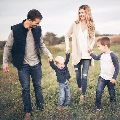 Family Photo Outfits Winter, Fall Family Outfits, Portret Feminin, Family Portrait Outfits, Family Photo Colors, Winter Family Photos, Fall Family Portraits, Fall Family Photo Outfits, Family Christmas Pictures