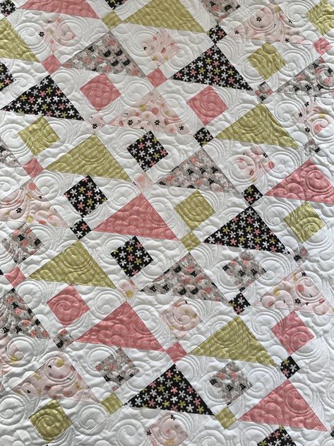 Simple design, impressive results. Get original pattern for free here: http://www.jedicraftgirl.com/2017/05/five-fat-quarter-fun-may-flowers.html Quilting Pantographs, Kid Quilts, Cat Quilts, Pretty Quilts, Flowers Quilt, Quilt Modern, Pieced Quilts, Quick Quilt, Fat Quarter Quilt