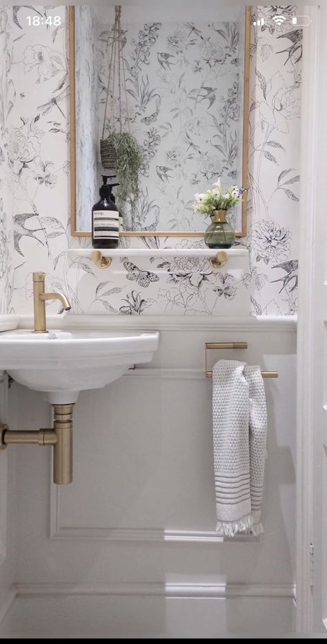 Modern French Bathroom, Modern French Interiors, French Bedrooms, Old World Interiors, Small Downstairs Toilet, Cloak Room, Cloakroom Toilet, Downstairs Wc, French Bathroom