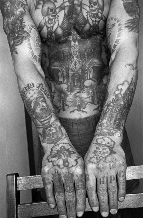 A high-ranking, authoritative thief (left). In the early 1950s, it became customary for thieves to tattoo dots or small crosses on the knuckles, the number of dots indicating the number of terms. Prison is this thief's home, he is of the highest rank in the thieves' social hierarchy. His ring tattoos show that he was the only underage detainee in his circle of thieves, and that he is an 'anti-social': an inveterate transgressor of the prison regime, who completely refuses to work. Prison Tat, Russian Prison Tattoos, Symbol Tattoos With Meaning, Wörter Tattoos, Gang Tattoos, Russian Tattoo, Prison Tattoos, Kunst Tattoos, Cross Tattoo For Men