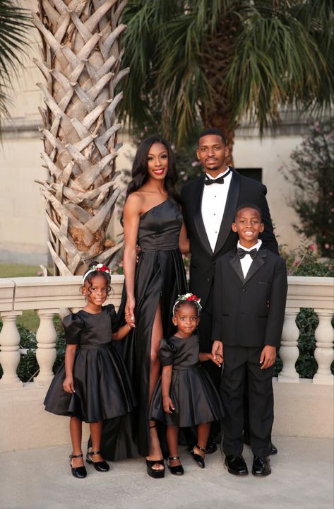 Family of five formal holiday photos Black Formal Family Pictures, All Black Formal Family Photoshoot, Formal Black Family Photoshoot, Black Tie Photoshoot Family, Family Portrait Outfits Black, Family Formal Outfits, Classy Family Photos, Black Tie Family Photo Shoot, Mosque Photoshoot