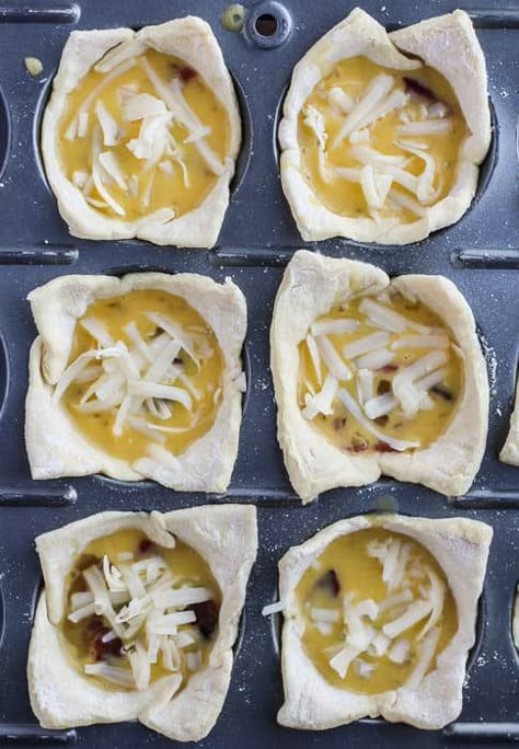 Puff Pastry Eggs Benedict, Bacon Egg And Cheese Puff Pastry, Breakfast Puff Pastry, Puff Pastry Breakfast, Puff Pastry Cups, Sunday Snacks, Breakfast Entertaining, Pastry Squares, Pastry Cups