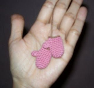 Crochet and Other Stuff: Apple keychain and mini mittens Mini Crochet Mittens Pattern, Mini Mittens Crochet, Apple Keychain, Crochet Baby Mittens, Hand Muffs, Crochet Mittens Pattern, Finger Band, Crochet Rings, Baby Mittens