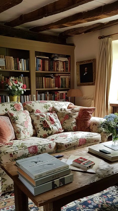 All About the English Country Interior Design Trend - Decoholic English Country Interior Design, Old English Interior Design, British Style Interior, British Cottage Interior, English Style Interior, English Country Interiors, English Interior Design, Cottage House Interior, Fall Bedroom Ideas