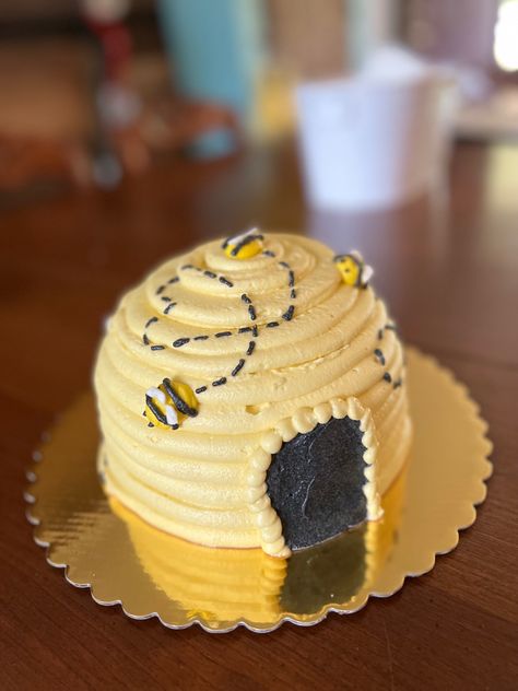 Cake smash Bee Theme Birthday Cake, Bee Smash Cake Ideas, First Bee Day Party Food Ideas, Bee First Birthday Cake, First Bee Day Cake Smash, First Bee Day Smash Cake, My First Bee Day Cake, 1st Birthday Bee Cake, Bee Theme First Birthday