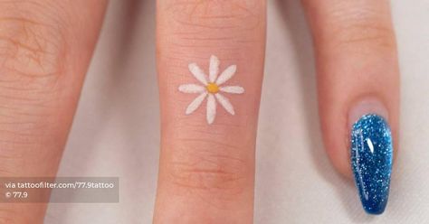 Daisy Flower Tattoo, Flower Finger Tattoos, Daisy Flower Tattoos, Flowers Daisies, April Birth Flower, Minimalist White, Nature Flowers, Little Tattoos, Finger Tattoos