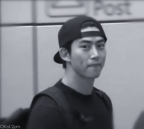 Taec with cute backwards cap and dimples <3 Cap Hat Drawing Reference, How To Draw A Backwards Hat, Baseball Hat Backwards, Backwards Hat Reference, Backward Cap Outfit, Backwards Cap Drawing Reference, Backwards Cap Drawing, Backwards Cap Guy, Backwards Hat Men