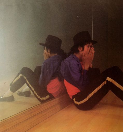 michael jackson sitting sad Michael Jackson Wallpaper, Michael Jackson Rare, Michael Jackson Smile, Joseph Jackson, Michael Jackson Bad, Michael Jackson Pics, King Of Pop, Paris Jackson, King Of Music