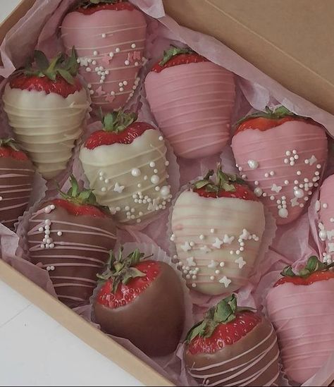 Coquette Birthday Aesthetic, Strawberry Chocolate Aesthetic, Coquette Aesthetic Birthday, Coquette Bakery, Pink Aesthetic Food, Coquette Baking, Pink Pastries, Aesthetic Treats, Cute Pastries