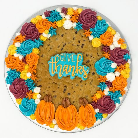 Cookie Cakes Ideas, Thanksgiving Sheet Cakes, Easy Cookie Cake Decorating Ideas, Cookie Cake Thanksgiving, Cookie Cake Ideas Decorated, Thanksgiving Cookie Cakes, Turkey Cookie Cake, Fall Themed Cookie Cake, Fall Cookie Cakes