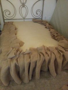 DIY: Burlap bedskirt. Life-cheats! Could also use any other type of fabric. Forget having to stick to what the stores sell! Burlap Bed Skirts, Upholstery Pins, Lil Debbie, Crafting Room, Burlap Roses, Deco Champetre, Diy Burlap, Home Goods Decor, Cama Box