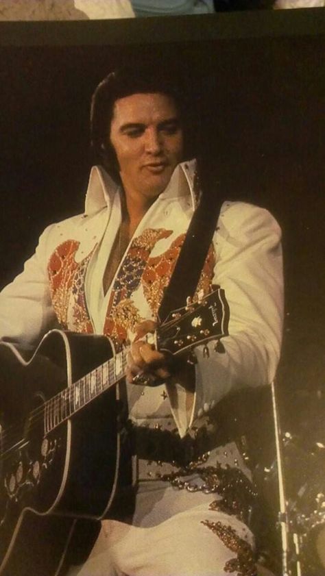 Elvis in concert Elvis Performing, Elvis 70s, Black Elvis, Elvis Aloha From Hawaii, Elvis Presley Concerts, Elvis Collectors, Elvis Art, Elvis Jumpsuits, King Elvis Presley