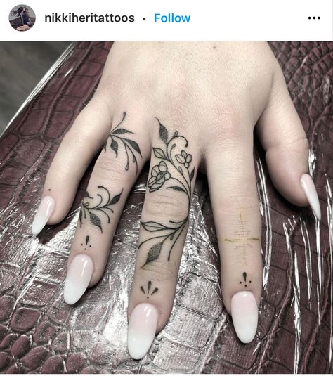 Tattoo Main, Thumb Tattoos, Small Finger Tattoos, Finger Tattoo For Women, Finger Tats, Knuckle Tattoos, Hand And Finger Tattoos, Ring Finger Tattoos, Pretty Hand Tattoos