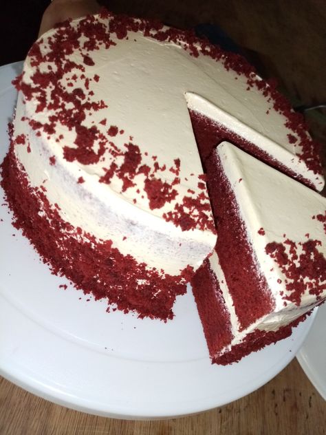 Red Velvet Cake Birthday, Red Velvet Cake Aesthetic, Velvet Birthday Cake, Red Velvet Birthday Cake, Red Velvet Aesthetic, 22nd Birthday Cakes, Easy Food Art, Food Therapy, Just Cakes