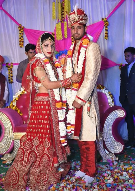 Dulha Dulhan Couples Photography, Jai Mala, Hindu Wedding Photos, Wedding Outfits Indian, Akash Kumar, Hindu Weddings, Indian Bride Photography, Raj Kumar, Indian Bride Poses