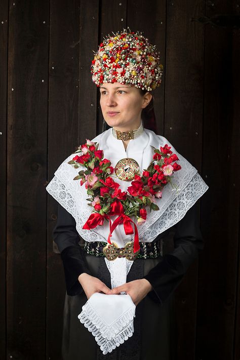 Traditional Costume Germany Elsdorf | Christina Czybik German Traditional Clothing, Original Costumes, Saxony Germany, German Folk, Lower Saxony, Folk Clothing, Saxony, Traditional Costume, Bridal Crown