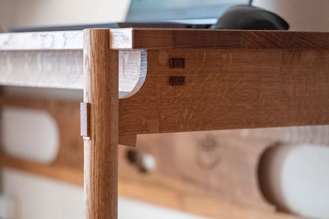 Sage Kama Japanese joinery desk Japanese Furniture Modern, Japanese Carpentry, Japanese Joinery, Wood Furniture Legs, Joinery Design, Furniture Design Inspiration, Japanese Woodworking, Joinery Details, Japanese Furniture