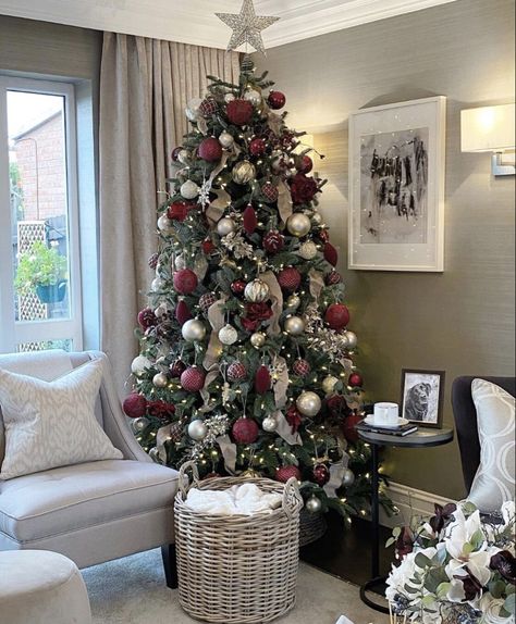 Burgundy And Champagne Christmas Tree, Deep Red Christmas Decor, Burgandy Christmas Tree Ideas, Christmas Tree 2023 Trends, Maroon Christmas Tree, Christmas Tree Burgundy, Pfps Christmas, Christmas Tree Paintings, 27 Aesthetic