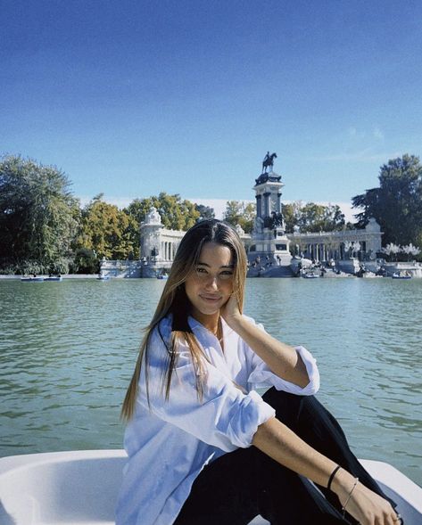 Madrid Photoshoot Ideas, Madrid Aesthetic Girl, Madrid Pictures Ideas, Madrid Instagram Pictures, Madrid Photo Ideas, Madrid Spain Photography, City Winter Outfit, Madrid Photography, Madrid Aesthetic