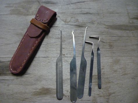 Handmade lockpicks from old bandsaw blades - never know when you might have to get into something. Lock Pick Set, Lock Pick, Claire Redfield, Jill Valentine, The Tools, Survival Gear, Everyday Carry, Tactical Gear, Blacksmithing