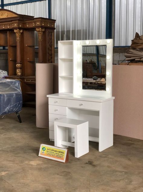 Simple Dressing Table Designs, Comfortable Bedroom Decor, Bedroom Vanity Set, Small Dressing Table, Beauty Room Vanity, Girly Room Decor, Shoe Rack Living Room, Easy Room Decor, White Room Decor