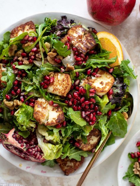 Cena Light, Fried Halloumi, Orange Vinaigrette, Thanksgiving Salad, Pomegranate Recipes, Halloumi Salad, Resep Salad, Pomegranate Salad, Roasted Walnuts