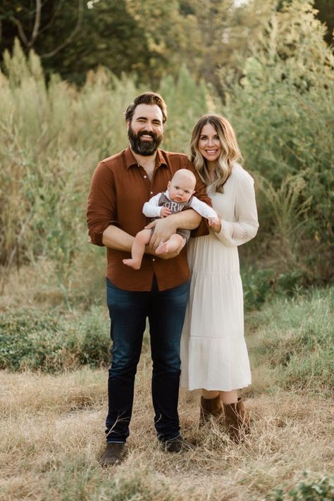 Christmas Card Outfits, Outdoor Christmas Photos, Holiday Family Photos, Christmas Family Photoshoot, Winter Family Photos, Family Christmas Card Photos, Family Photos With Baby, Family Photoshoot Poses, Christmas Card Pictures