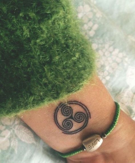 Small Celtic Tattoos, Simbols Tattoo, Henne Tattoo, Spiral Tattoos, Catrina Tattoo, Anklet Tattoos, Celtic Tattoo, Simple Tattoo Designs, Tattoo Simple