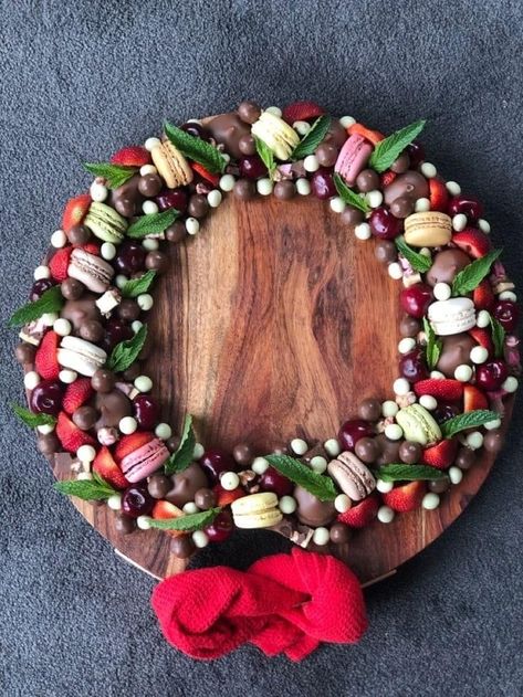 Cookie Wreath Platter, Christmas Wreath Dessert, Christmas Food List, Charcuterie Dessert, Christmas Lunch Menu, Sweet Wreath, Dessert Platters, Milky Bar, High Wine