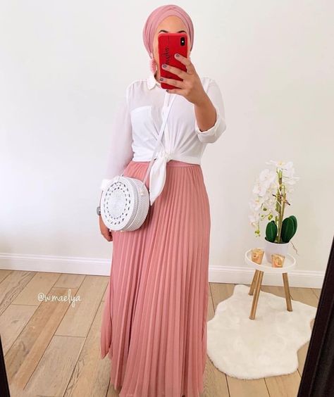 Long Pink Pleated Skirt Outfit, Pleated Skirt Outfit Hijab, Pink Pleated Skirt Outfit, Skirt Hijab Outfit, Maxi Skirt Fits, Pleated Skirt Outfit, Veil Styles, Pink Pleated Skirt, Modern Hijab Fashion