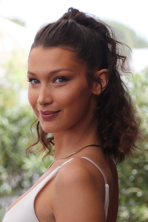 Botticelli Bob Hairstyle Trend For Summer 2022 Short Hair 2023, Wedding Updos For Short Hair, Bella Hadid Hair, Updos For Short Hair, Brunette Ombre, Wedding Updos, Side Hairstyles, Hot Hair Styles, Short Hair Updo