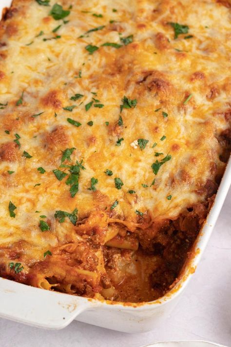 Nothing quite beats a classic baked ziti! Made with ground beef, pasta, spaghetti sauce, and loads of cheese, it's the ultimate comfort food dish! Easy Dinner Ideas For Kids, Classic Baked Ziti, Dinner Ideas For Kids, Homemade Sloppy Joe Sauce, Roasted Veggies In Oven, Easy Baked Ziti, Ground Beef Casserole Recipes, Ground Beef Pasta, Pasta Spaghetti