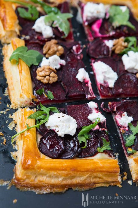 Goat’s Cheese and Beetroot Tart Beetroot Recipes, Goats Cheese, Seasonal Produce, Diet Vegetarian, Light Dinner, Idee Pasto Sano, Tart Recipes, Veggie Dishes, Vegetarian Dishes