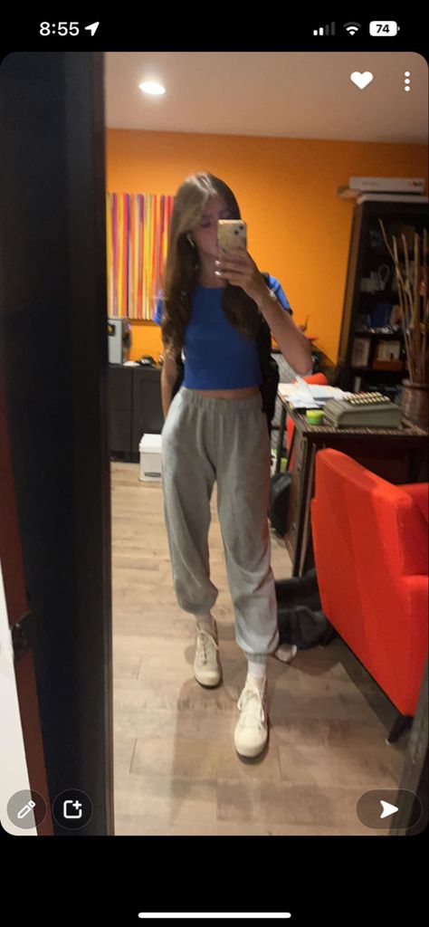 Cute Outfits With Grey Sweatpants, Outfits With Grey Sweatpants, Grey Sweats Outfit, Nike Sweatpants Outfit, Nike Sweats Outfit, Nike Socks Outfit, Outfit Ideas Basic, Gray Sweatpants Outfit, Grey Leggings Outfit