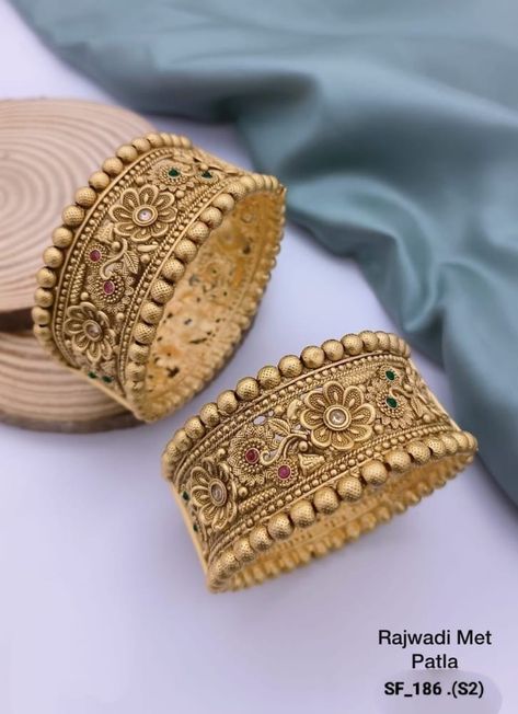 Iere s4u Big Bangles Gold, Long Neckless, Big Bangles, Unique Gold Jewelry Designs, Bridal Jewelry Sets Brides, Indian Wedding Jewelry Sets, Delicate Gold Jewelry, Gold Jewels Design, Gold Bangles For Women