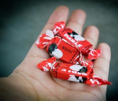 13 Candies From The 90s That Will Take You Back To Your Childhood School Days Quotes, Childhood Memories Quotes, Childhood Photography, Childhood Memories Art, Childhood Memories 90s, Childhood Memories 2000, 90s Memories, Bff Quotes Funny, School Memories