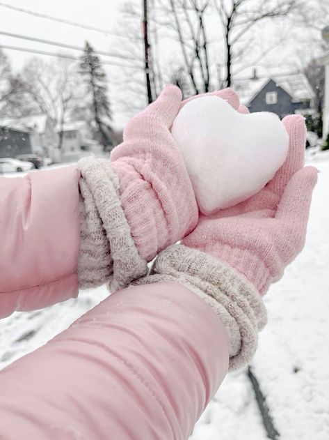 Pink And White Christmas Aesthetic, Pink Squishmallow Aesthetic, Pastel Winter Aesthetic, Light Pink Christmas Aesthetic, Pink Winter Coquette, Cute Winter Pics, Pink Christmas Icons, Cozy Pink Aesthetic, Pinkmas Aesthetic