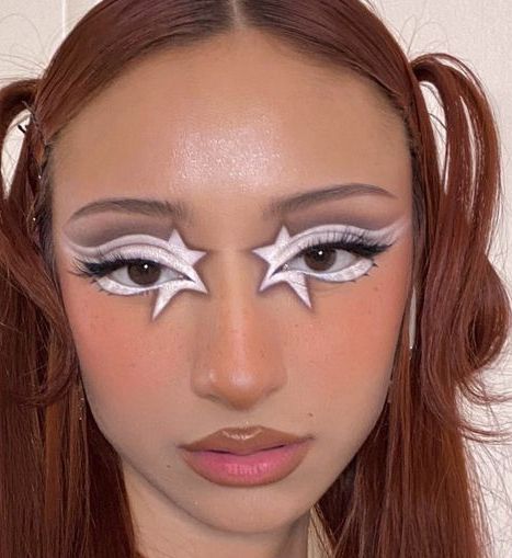 White And Metallic Outfit, Majestic Makeup Looks, Makeup Looks Creative Cool, Glam Makeup Colorful, Cow Eye Makeup, Face Make Up Ideas, Orange Make Up, Creative Makeup Looks Colorful, Unique Makeup Ideas Creative