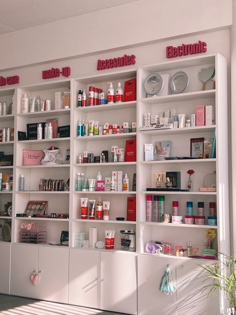 Cosmetic Shop Design Ideas, Cosmetics Shop Interior Design, Cosmetics Shop Design Store Interiors, Perfume Shop Interior Design, Cosmetic Shop Interior Design, Makeup Store Interior, Gift Shop Interiors, Beauty Shop Decor, Boutique Store Displays