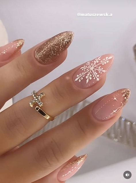 50 Christmas Nail Designs Ideas | Stained Beauty Christmas Gel Nails, Her Nails, Nail Swag, New Year's Nails, Xmas Nails, Classy Nails, Fancy Nails, Chic Nails, Nail Arts