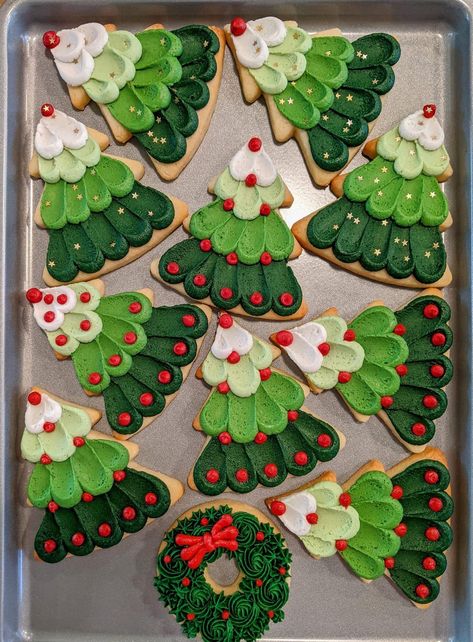 Christmas Cookie Decorating Buttercream, Christmas Buttercream Cookies, Easy Cookie Decorating Ideas, Christmas Cookie Frosting, Decorated Christmas Cookies, Buttercream Cookies, Gingerbread House Ideas, Christmas Cutout Cookies, Best Sugar Cookie