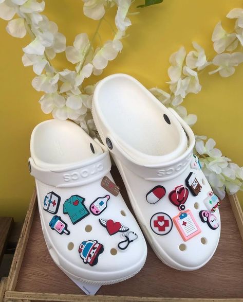 Crocs Medical Outfit, White Crocs Jibbitz Ideas, Medical Crocs, Nurse Crocs, Nursing Crocs, Crocs Aesthetic, Nursing School Inspiration, Nursing School Motivation, Medical School Life