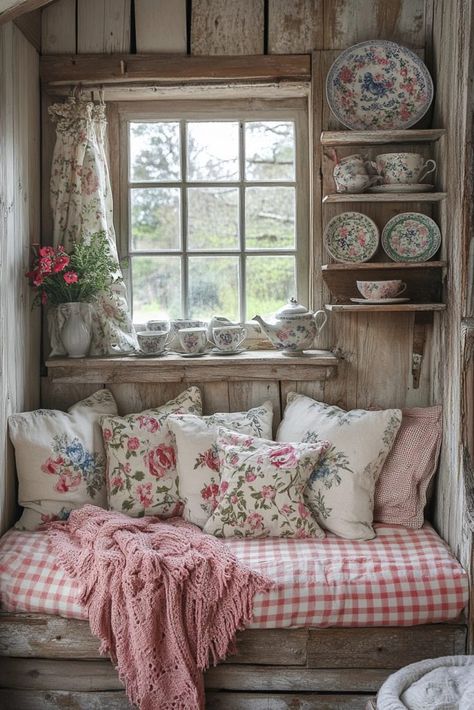 Shabby Chic Cabin Decor, Cottage Traditional Decor, Granny Chic Decor Vintage Homes Cottage Style, Cottage Core Furniture, Quaint Decor, Cottage Core Crafts, Shabby Chic Room Decor, Home Missing, Vintage Country Cottage