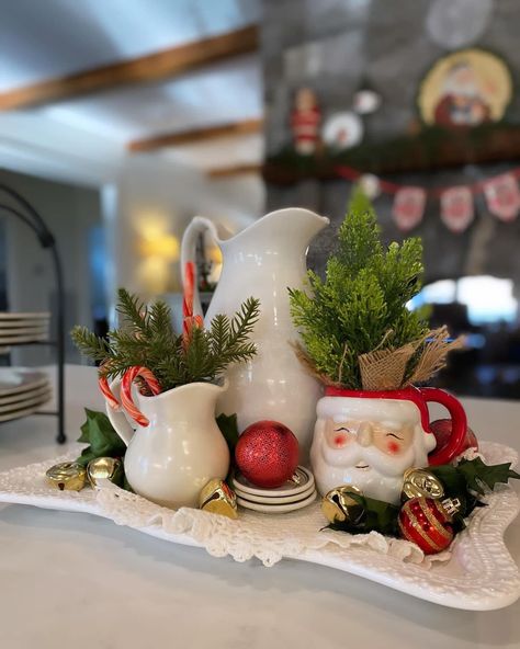 Kitchen Island Christmas Decor, Island Christmas Decor, Kitchen Island Christmas, Christmas Gift Exchange Ideas, Gift Exchange Ideas, Island Christmas, Cute Christmas Decorations, Christmas Vignettes, Christmas Tray