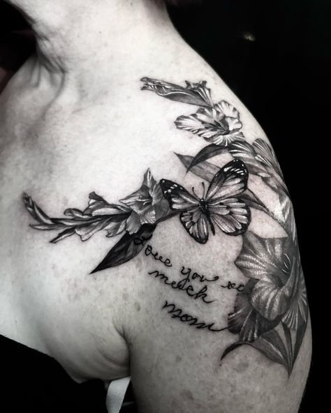 Exquisite floral and script tattoo on the shoulder as memorial piece for her client's mom done by @jenskinart!! We love doing meaningful tattoos like this! 🌺🦋⁠ Floral And Script Tattoo, Floral Memorial Tattoo, Tattoo On The Shoulder, Memorial Tattoos Mom, Tattoos Mom, Mama Tried, Script Tattoo, Floral Tattoos, Memorial Tattoo